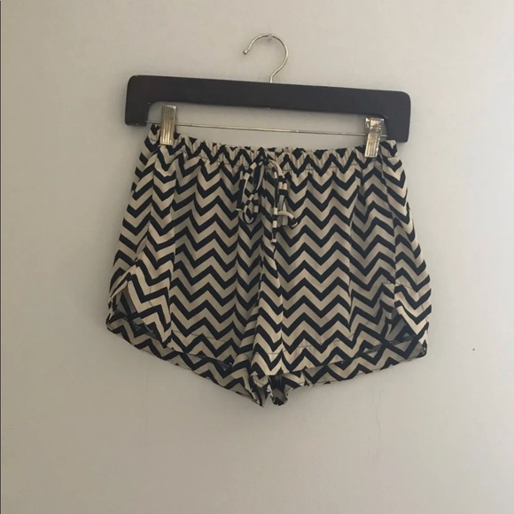 ‼️🆑‼️ Charlotte Russe zig zag Shorts - Picture 3 of 3